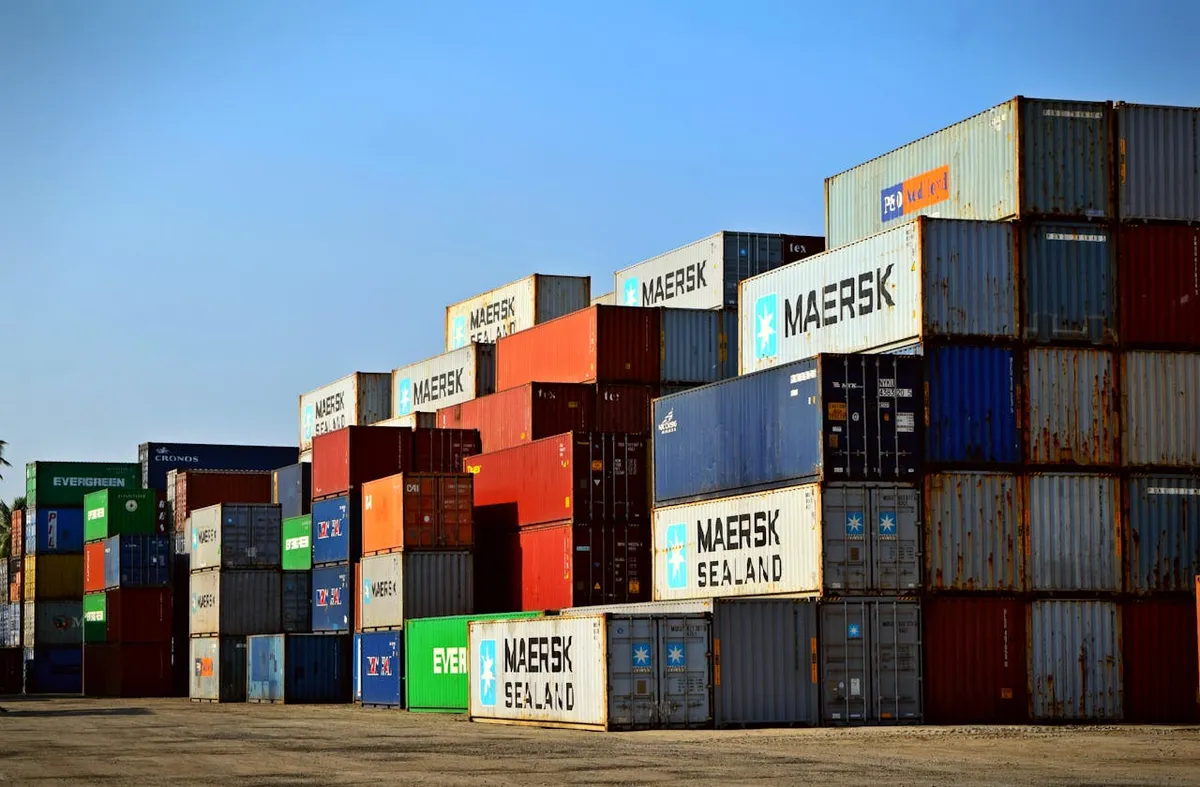 Pátio com containers de diversas cores