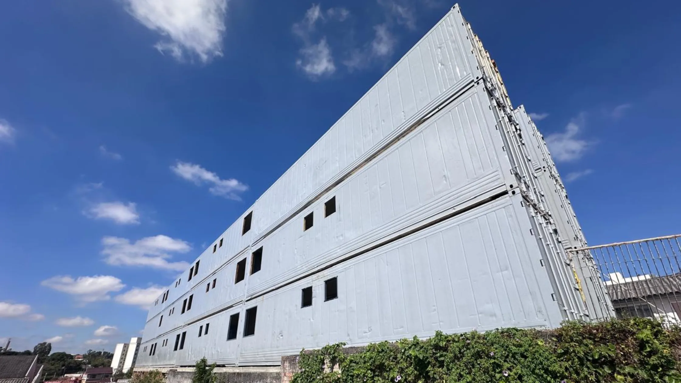 Containers empilhados formando estrutura de prédio em uma semana de obra