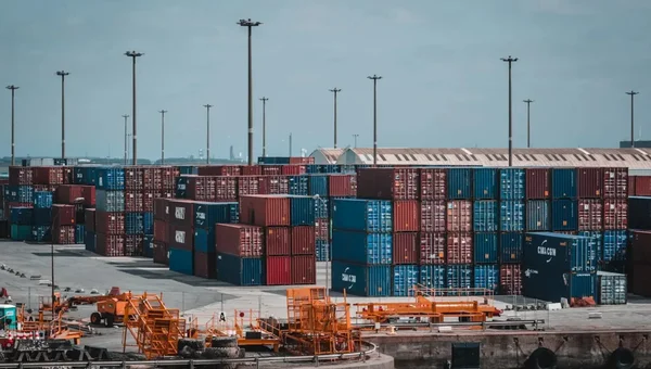 Containers empilhados em porto